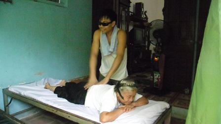 Vợ chồng lương y rẽ bóng tối tìm hạnh phúc